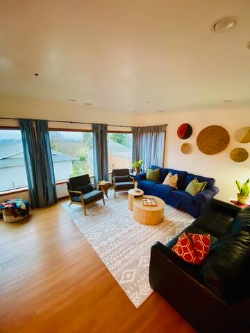 Welcoming Retreat with Luxury Views gallery image 2