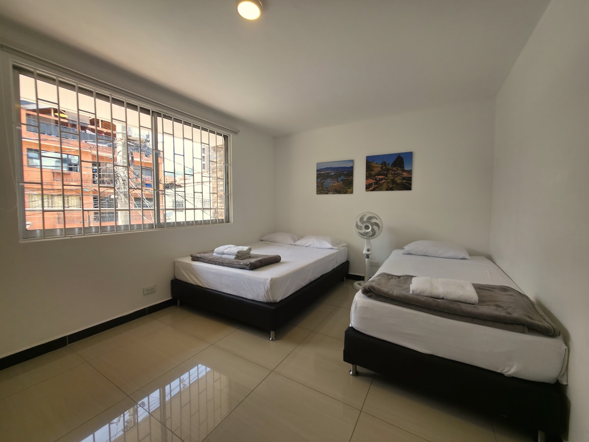 Chumba chenye nafasi kubwa, angavu na chenye hewa safi, chenye kitanda cha watu wawili na kitanda cha mtu mmoja. Inafaa kwa ajili ya kupumzika kwa kina na kuamka ukiwa na nguvu ili uendelee kuchunguza Medellín.