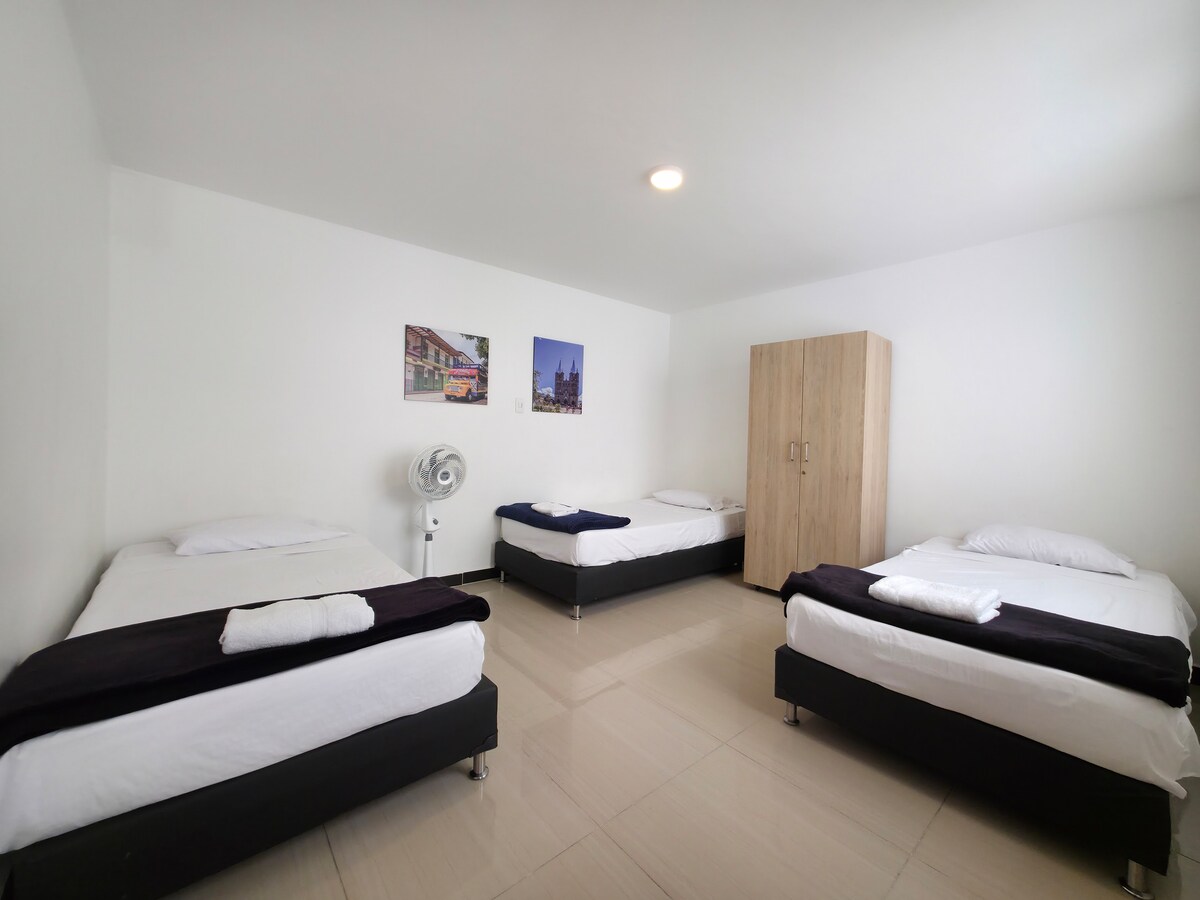 Sehemu kubwa, nzuri na vitanda vitatu vya mtu mmoja. Inafaa kwa ajili ya kukatiza, kurejesha nguvu na kuendelea kuchunguza kila kona ya Medellín.