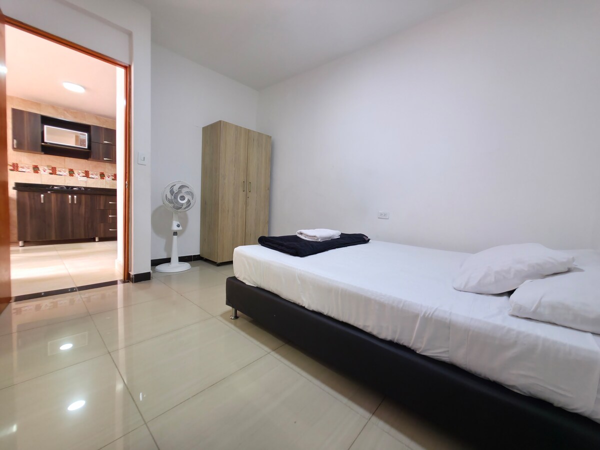 Sehemu yenye nafasi kubwa, nzuri yenye bafu la ndani na kitanda cha watu wawili. Inafaa kwa ajili ya kukatiza, kurejesha nguvu na kuendelea kuchunguza kila kona ya Medellín.