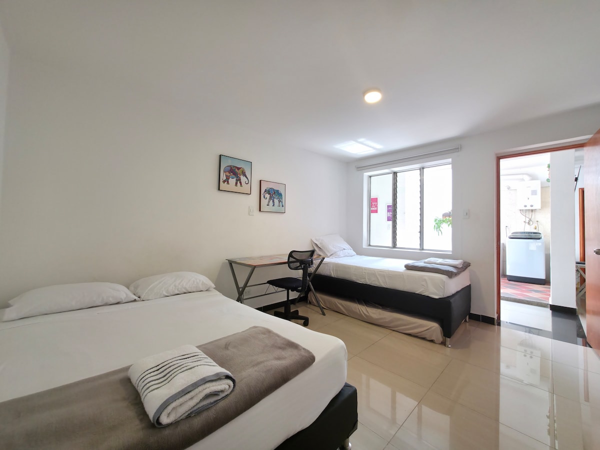 Sehemu yenye nafasi kubwa, baridi na iliyojaa mwanga yenye bafu la ndani, kitanda cha watu wawili na vitanda viwili vya mtu mmoja. Inafaa kwa ajili ya kukatiza, kurejesha nguvu na kuendelea kuchunguza kila kona ya Medellín.