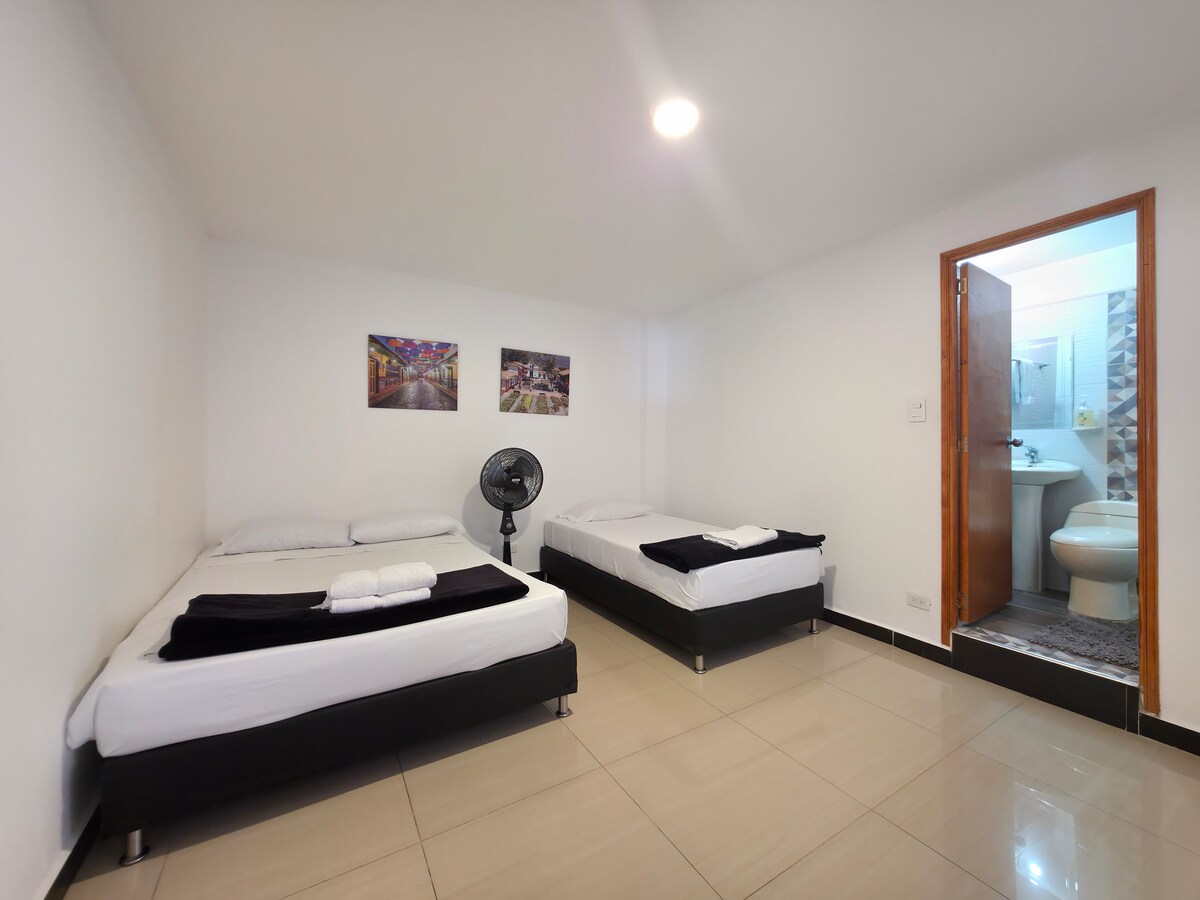 Sehemu yenye nafasi kubwa, baridi na iliyojaa mwanga iliyo na bafu la ndani, kitanda cha watu wawili na kitanda cha mtu mmoja. Inafaa kwa ajili ya kukatiza, kurejesha nguvu na kuendelea kuchunguza kila kona ya Medellín.