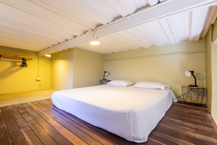 Dormitorio en la entreplanta con cama tamaño queen