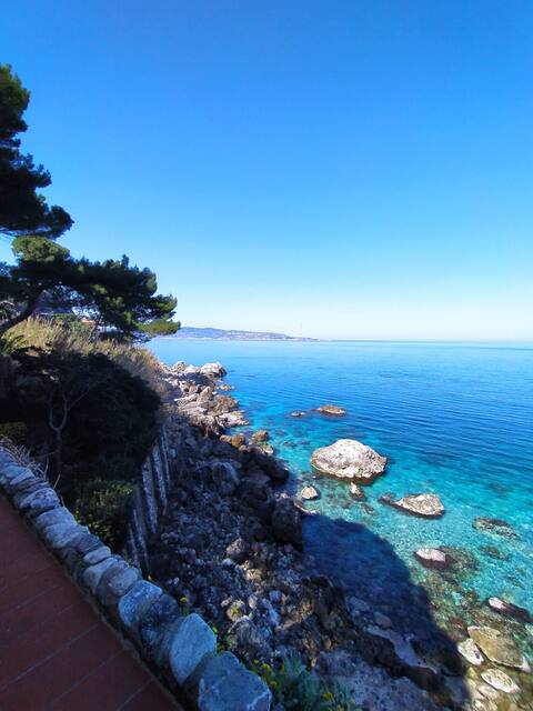 Cliff house with direct access to the sea