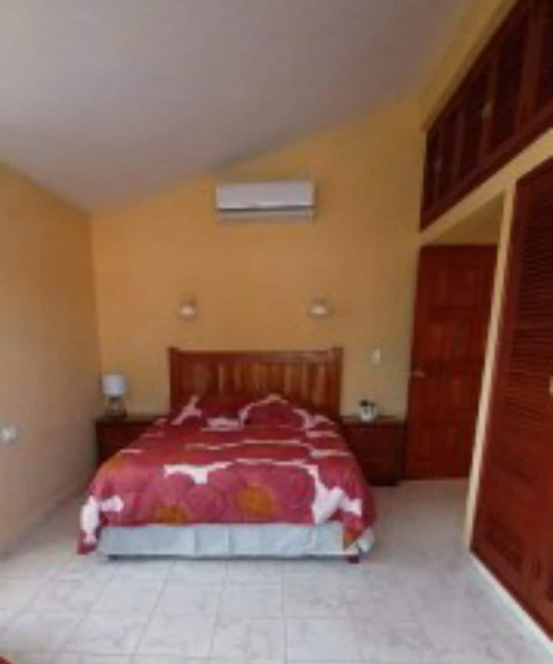 spavaća soba bračni krevet 150 x 190 cm.