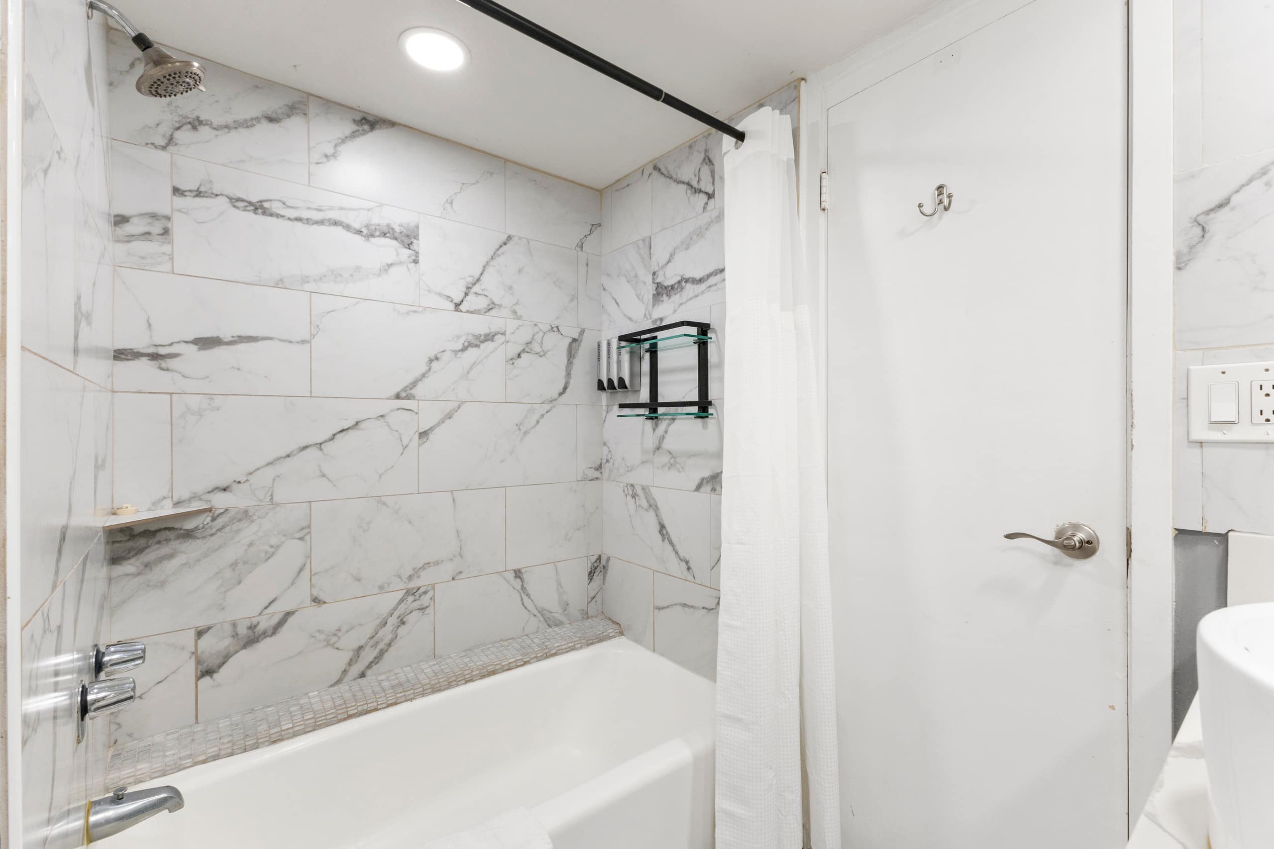 Condo in Honolulu · ★4.67 · 1 bedroom · 3 beds · 1 private bath - Image 18