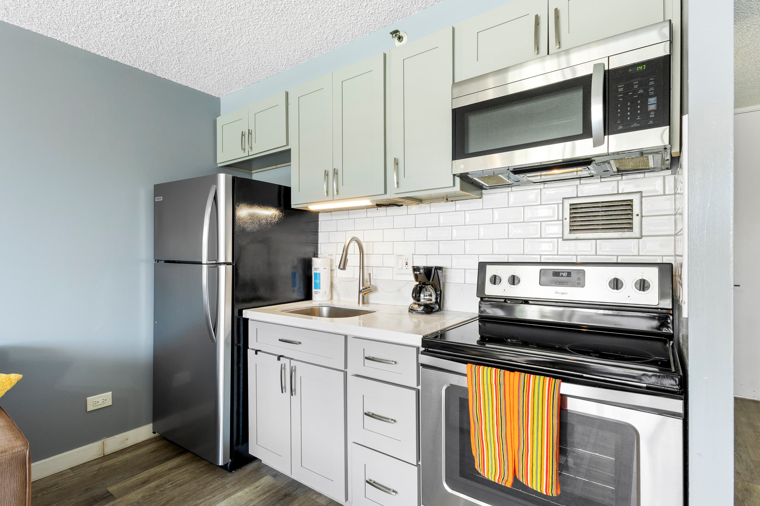 Condo in Honolulu · ★4.67 · 1 bedroom · 3 beds · 1 private bath - Image 12