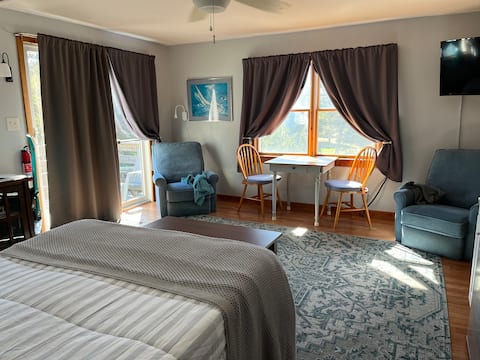Successful Airbnb property: Couple's Hideaway Studio- 1/2 block to Avon beach! in Avon