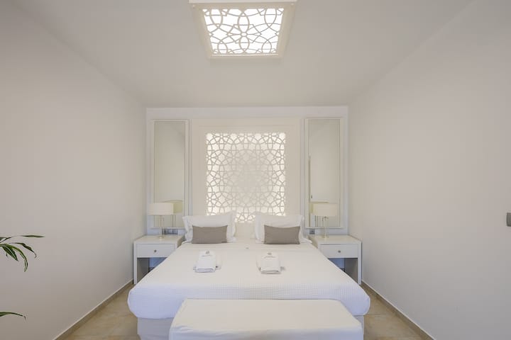 Matatagpuan ang silid - tulugan na ito sa Guest House at nagtatampok ito ng king - size na higaan (1.80m x 2.00m) at ensuite na banyo