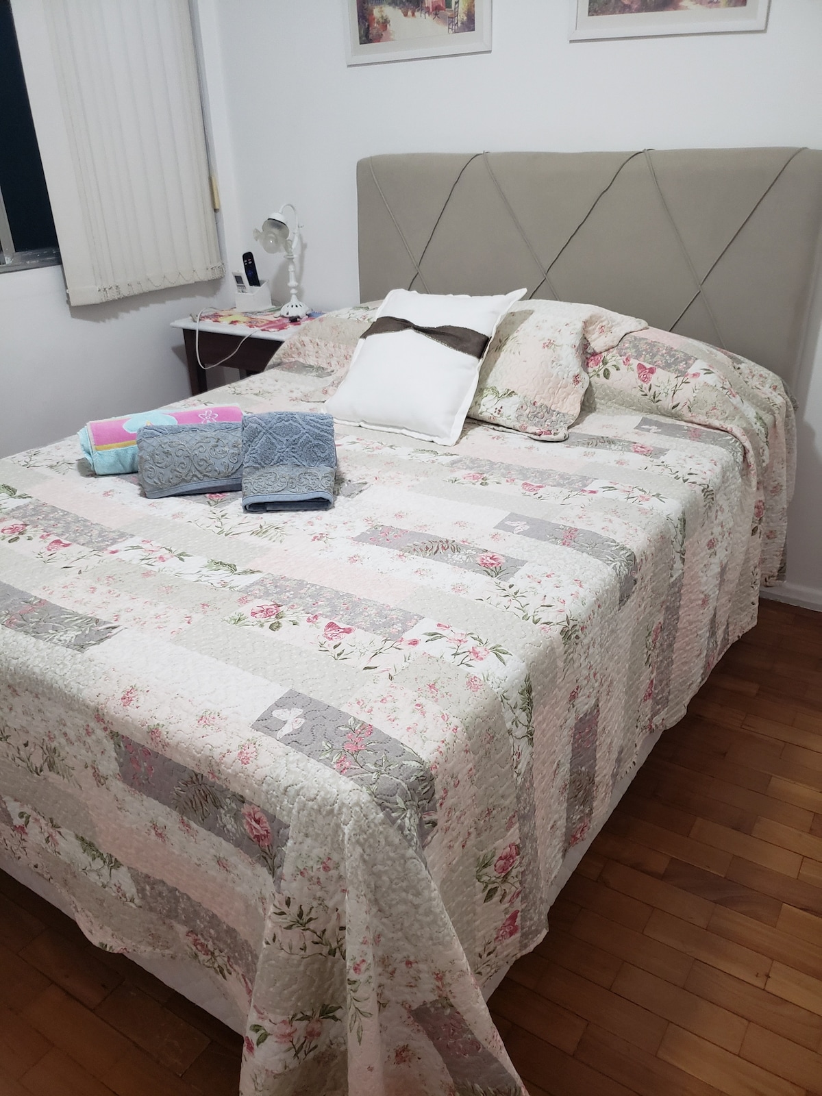 3. Chumba cha watu wawili, kivuli cha taa, KUGAWANYA hewa kwa kutumia rimoti,kiti cha mikono, feni ya dari, kabati na Televisheni mahiri. 