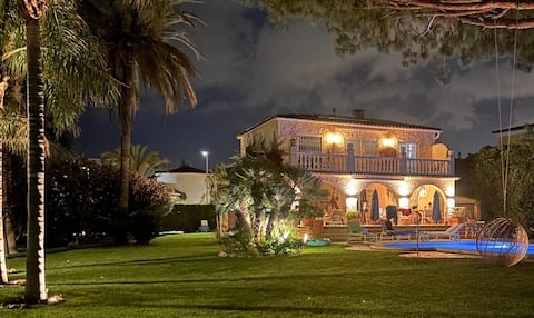 Luxurious property with large garden near beach