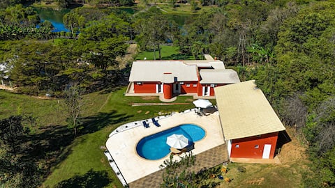 5 suites, air conditioning, heated pool, 15 guests.