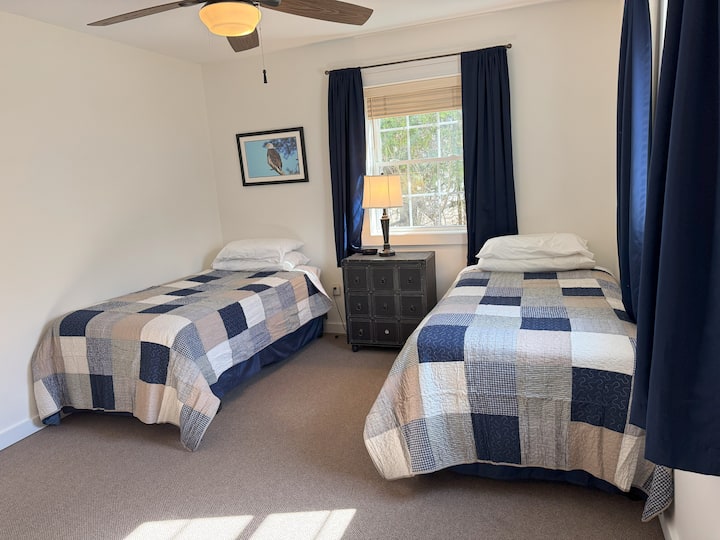 Chumba cha kulala cha ghorofa ya kwanza chenye mapacha wawili.