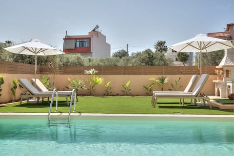 Luxury apt Maria private pool and 600m from beach!