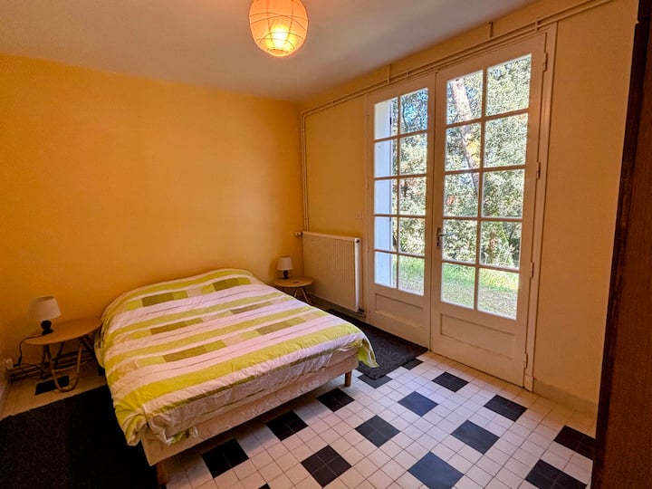 Chambre double donnant sur le jardin arboré.