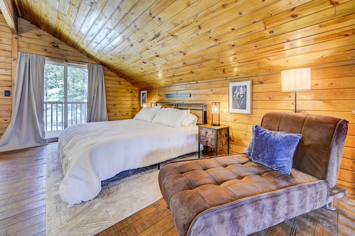 Det primære loft har kingsize-seng, badeværelse, kontorområde og privat balkon.