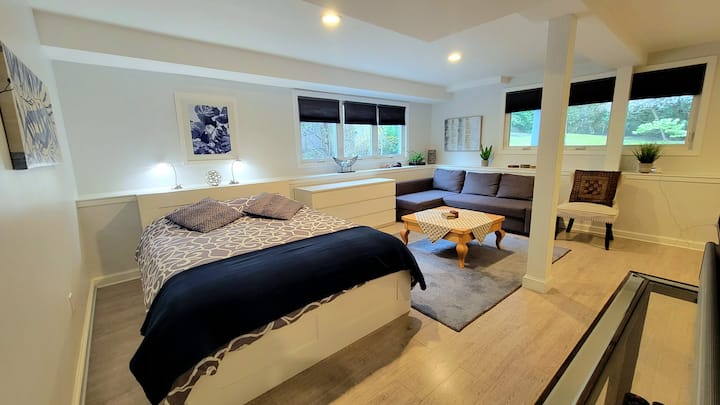 Prostran s bračnim krevetom (160x200) i kutkom za sjedenje s dodatnim bračnim krevetom (160x200).