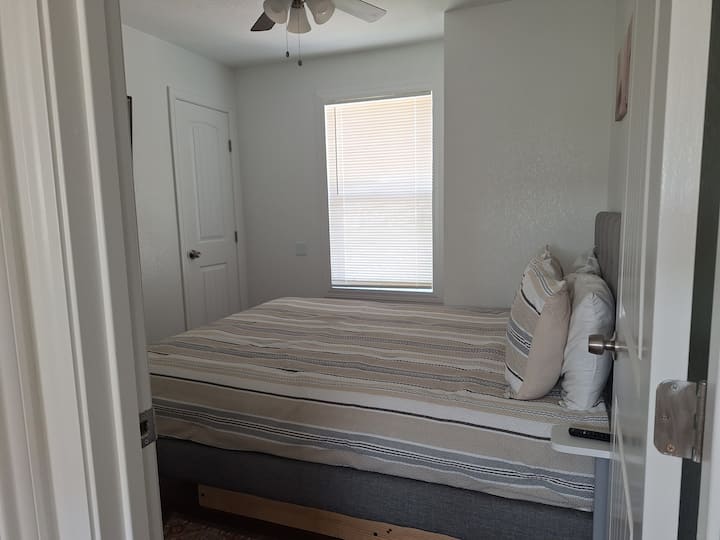 第二间卧室设有舒适的标准双人床、漂亮的衣柜、智能电视，门外即是卫生间。