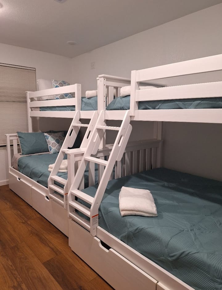 一楼的儿童卧室设有两张双层床，下层为双人床，上层为单人床，最多可入住6人。 客房还设有套内卫生间、智能电视和滑动谷仓门，可从客厅享受隐私。