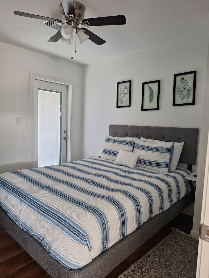 三楼卧室设有舒适的标准双人床、阳台、智能电视，门外就是走廊卫生间。