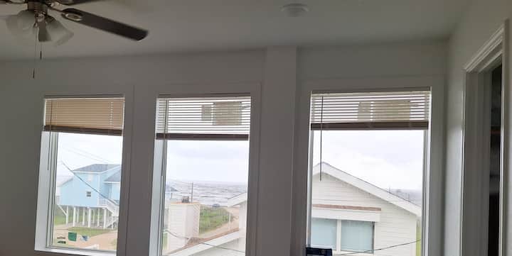 从主卧可欣赏此景观。 在郁郁葱葱的加大双人床上醒来，欣赏壮丽的日出，在宁静的黄昏中放松身心。 踏上甲板，聆听远处的海浪声，或在50英寸智能电视上观看您最喜爱的节目，放松身心。