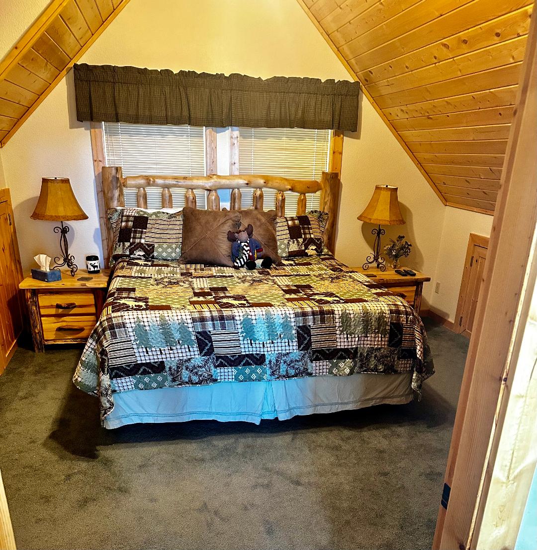 Dormitorio principal en el último piso con cama tamaño king y baño principal.