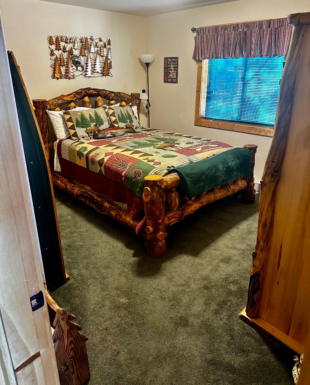 Este dormitorio es de tamaño completo con una cama doble nido.