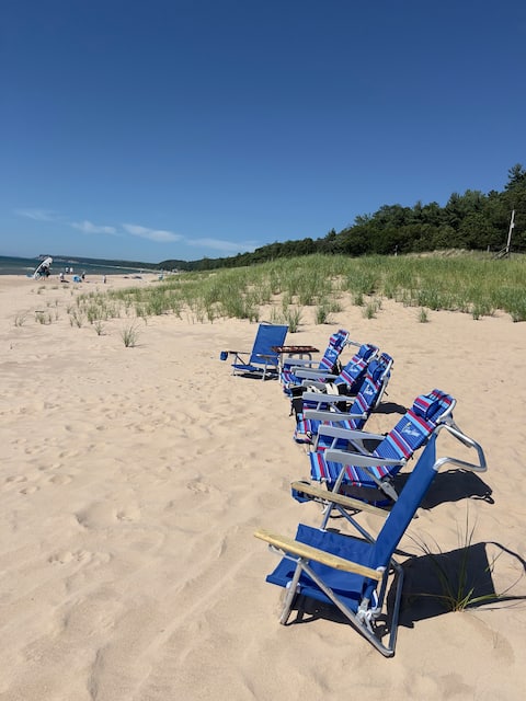 Lake Michigan/HUGE private beach/Stunning sunsets