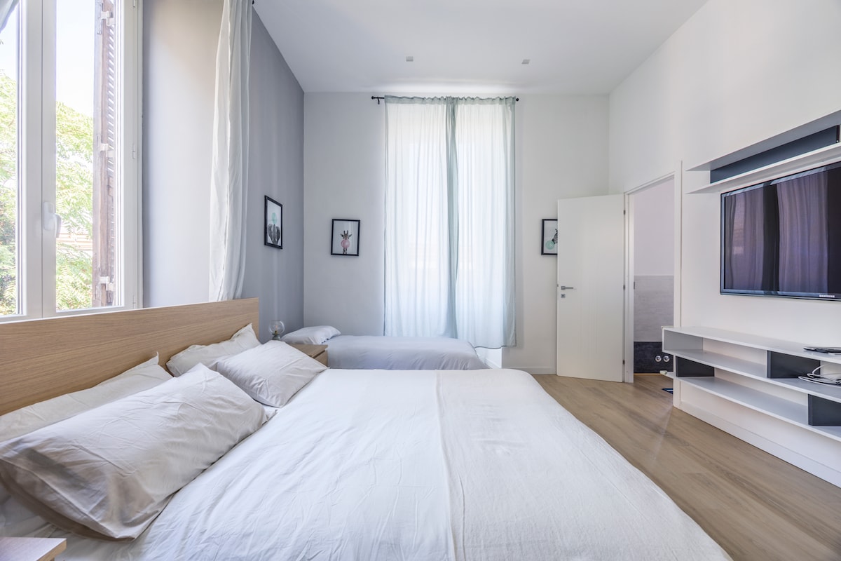 Mejora tu estancia en el segundo dormitorio, que ofrece comodidad y conveniencia con una acogedora cama doble y un sofá individual, además de una cuidadosa adición de una cuna para bebés.
