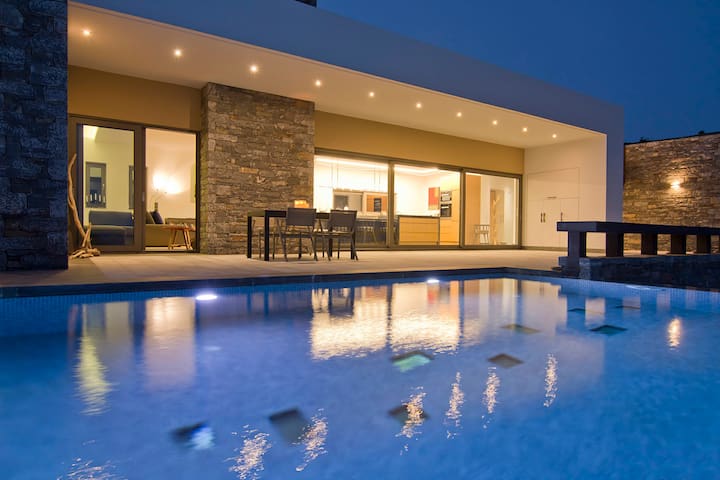 Lux Villa Faros, 4 BD, 3 BA, private infinity pool
