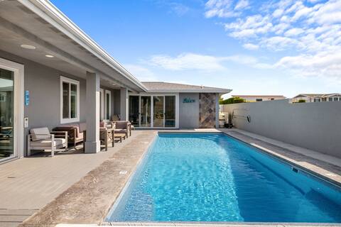 Waterfront home with saltwater pool in Desert Aire