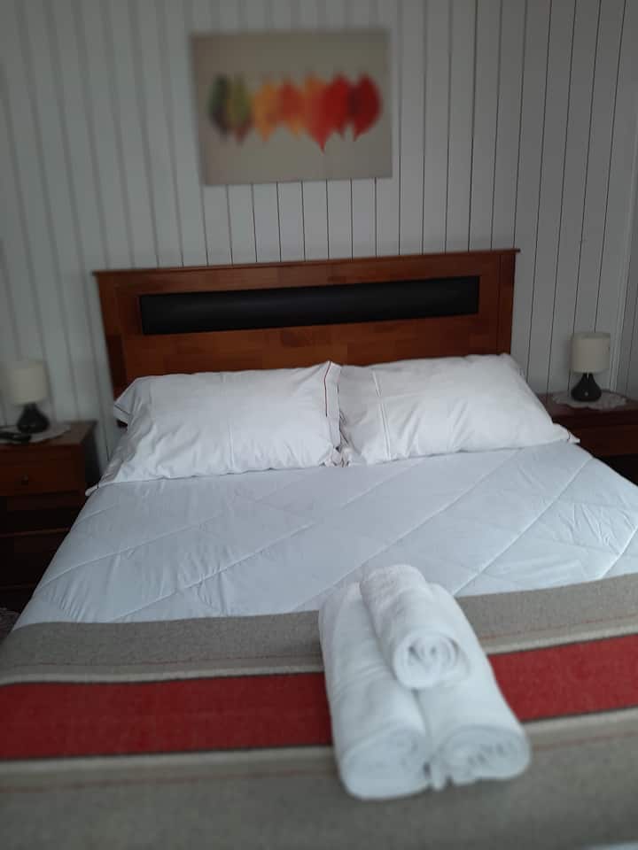 Dhomë me dollap dhe televizor. 