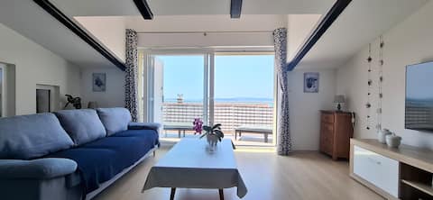 Top performing Airbnb: Top floor apartment with wide sea view (5 pers.) in Brodarica