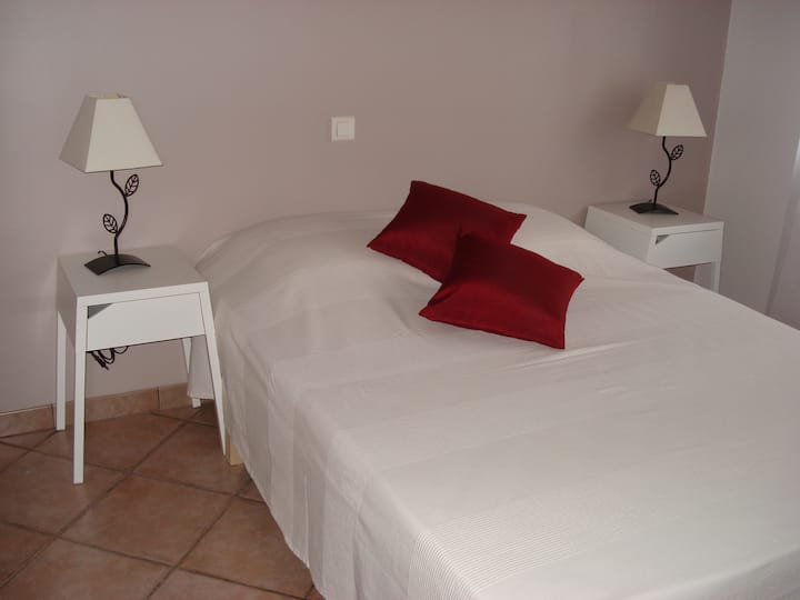 Habitación con cama de 140 y aire acondicionado