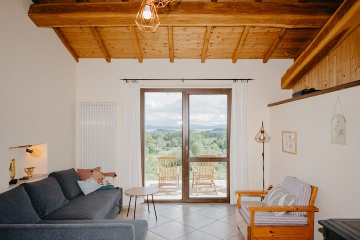 Во втората дневна соба има дополнителен супер удобен кауч на спуштање. Покрај двете спални соби. За да може да спиете во 4 одделни соби. 