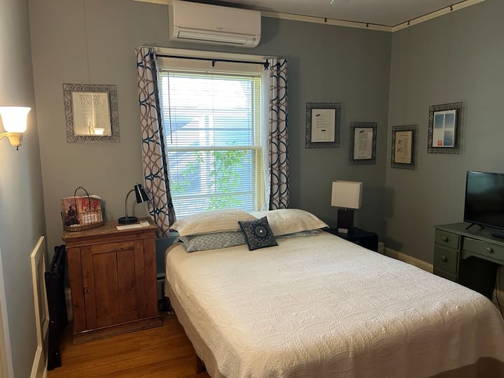 Lit queen size avec matelas avec dessus d'oreiller et surmatelas en mousse à mémoire de forme. 100 % coton, draps, courtepointes et draps. Petite télévision Roku avec Netflix, Sling et des centaines de chaînes de streaming.