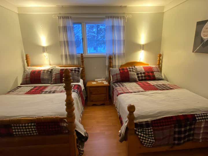 หน้าต่างขนาดใหญ่ เตียงคู่/เตียงเต็ม 2 เตียง ผ้าปูที่นอนคุณภาพสูงสะอาดและสบายเสมอ ตู้ลิ้นชักวางเสื้อผ้า 2 ตู้ โต๊ะข้างเตียง ตู้เสื้อผ้า โคมไฟติดผนังข้างเตียงเพื่อให้เข้าถึงสวิตช์ได้ง่าย ทุกห้องนอนมีช่องเสียบ USB สำหรับชาร์จอุปกรณ์