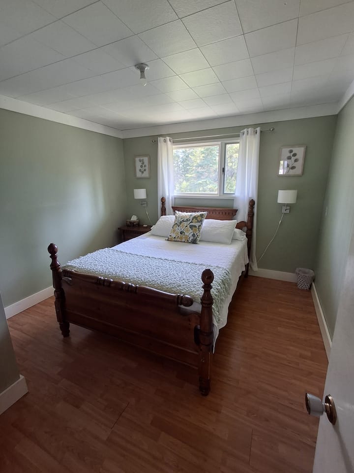 หน้าต่างขนาดใหญ่และเตียงควีนไซส์ ผ้าปูที่นอนคุณภาพสูงสะอาดและสบายเสมอ ตู้เสื้อผ้าเปล่า โต๊ะข้างเตียง ตู้เสื้อผ้าเปล่า และโคมไฟติดผนังข้างเตียงเพื่อให้เข้าถึงสวิตช์ได้ง่าย และเต้ารับ USB สำหรับการชาร์จอุปกรณ์