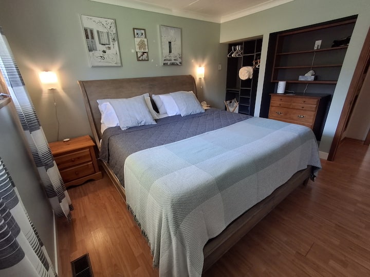 เตียงคิงไซส์พร้อมหมอน 4 ใบ โต๊ะข้างเตียง 2 ตัว ไฟข้างเตียง ที่ชาร์จ USB ตู้เสื้อผ้าพร้อมราวแขวนเสื้อผ้าและชั้นวางของ ตู้เครื่องแป้งที่แสดงในรูปถ่ายได้ย้ายไปที่ห้องนอน 1 แล้ว