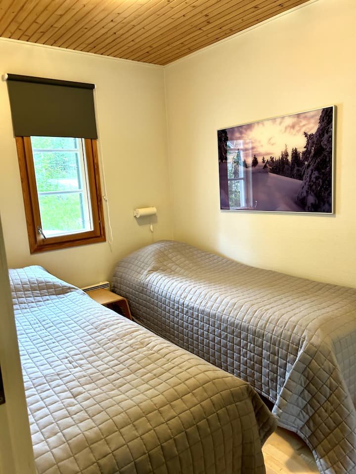 Chumba  cha kulala nambari 1 kwenye ghorofa ya mlango. Hapa pia kuna kabati lenye kioo kikubwa. Vitanda na mito ni vipya na safi.