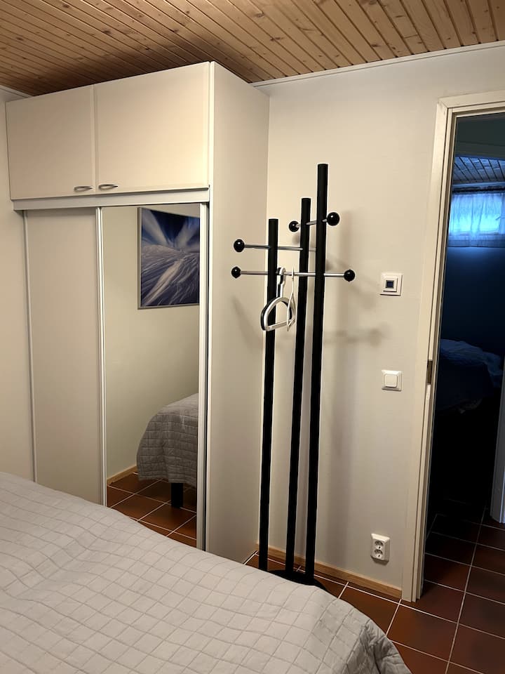 Chumba cha kulala chini na chumba kingine cha kulala kando ya hii. Kuna wodi katika vyumba vyote viwili. Vyumba ni kwa ajili ya watu wawili kila mmoja. Vitanda na mito ni vipya na safi.