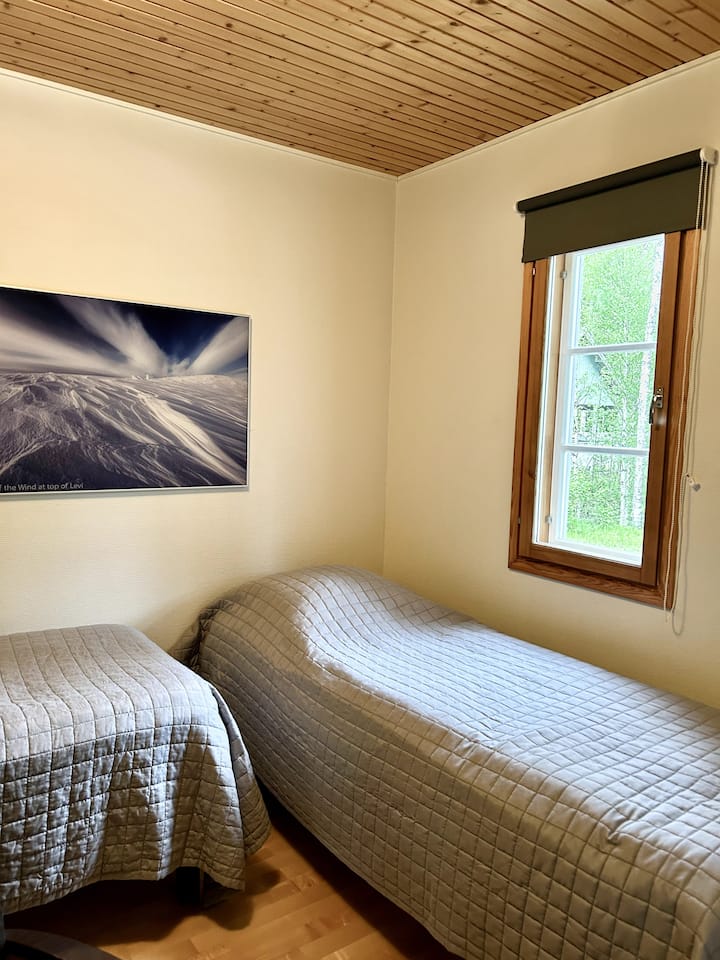 Chumba cha kulala namba 2 kwenye ghorofa ya mlango. Hapa pia kuna kabati lenye kioo kikubwa. Vitanda na mito ni vipya na safi.