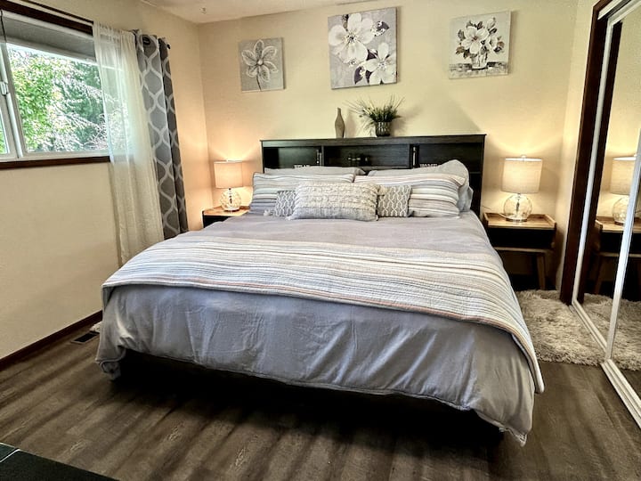 เตียงคิงไซส์พร้อมที่เก็บของและปลั๊ก USB