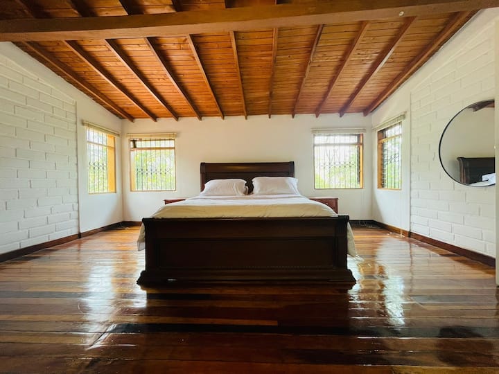 זה מקום מרווח מאוד, חמים  ושקט, הגשם מעיף אתכם, אתם ישנים פלסטית!