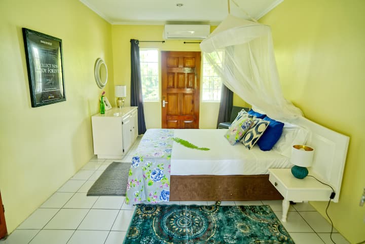 חדר שינה, מיטה זוגית, ראש מיטה, 2 מנורות קריאה, מיזוג אוויר, רשת יתושים, שידה, מלתחה, כריות נוספות, שמיכות