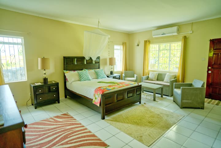 סוויטה ראשית עם מיטת קווין  סייז, 2 שולחנות צד ו -2 מנורות קריאה. אזור ישיבה 3 חלקים, ארון עץ מלא גדול,  מלתחה; מיזוג אוויר; רשת יתושים, מצעים, כריות נוספות, מלתחה, קולבים 
גישה אחורית לבריכה ולפאטיו