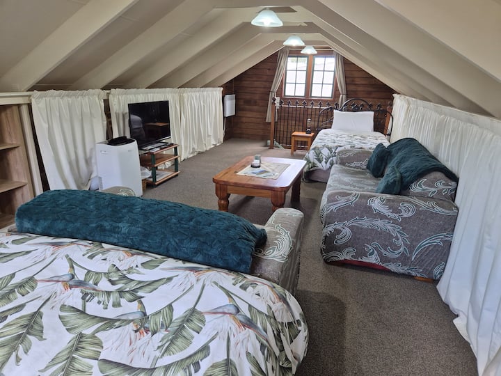 Kawau - Loft - Private & Spacious Accommodation - Palmerston North