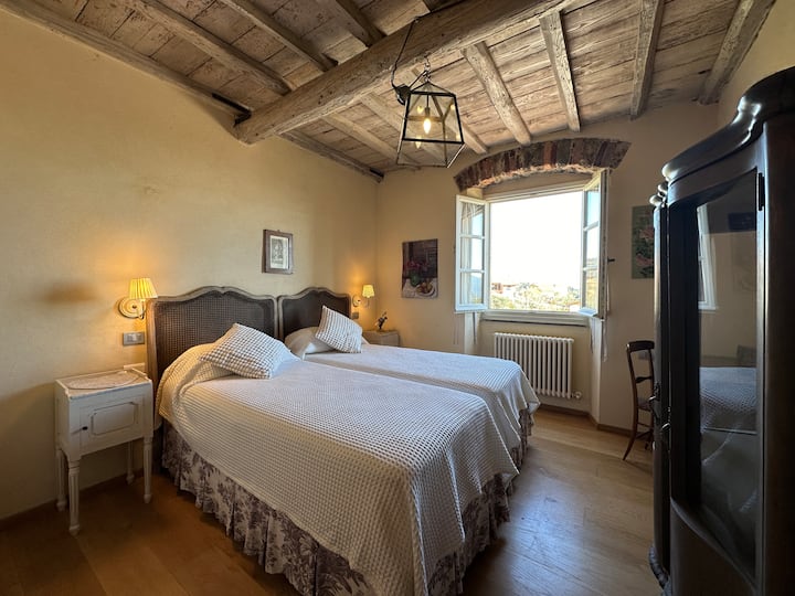 Chumba cha kulala cha ghorofa ya chini chenye mwonekano wa bahari na vitanda viwili ambavyo vinaweza kutengenezwa kuwa ukubwa wa malkia unapoomba.