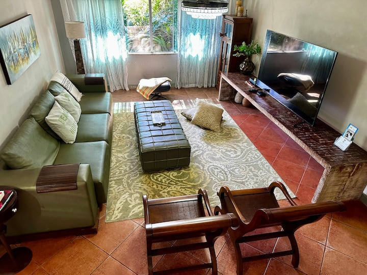 Pohodlná obývacia izba s 85-palcovou inteligentnou televíziou.