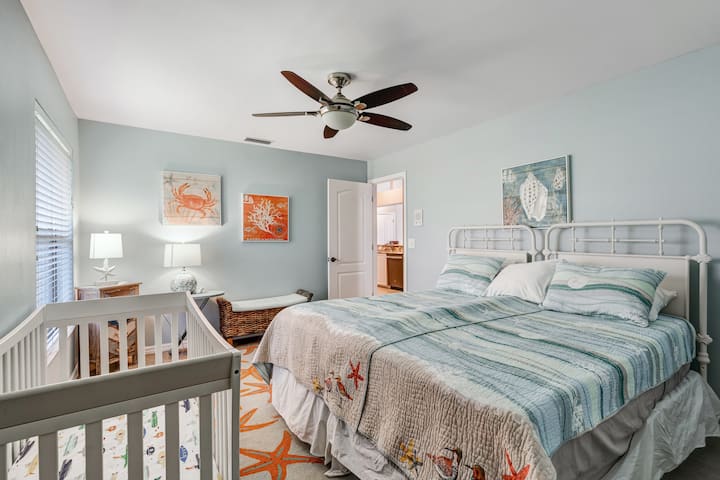 带两张单人床和婴儿床的卧室